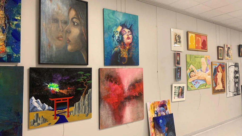 Sala galerii z pracami wielu autorów, Wielogłos w lewym górnym rogu