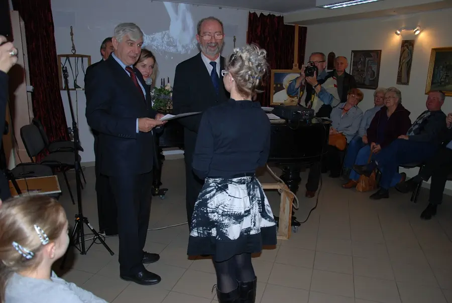 Sala Galerii Sala Piwnica podczas wernisażu wystawy Święci, GOK Komorniki 2012