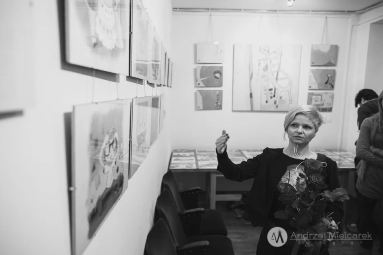 Ściana z ilustracjami oraz autorka (Bogna) Bogusława Chmielewska na wystawie Dusza Dziecka, Galeria Sztuki TAŚMA, Kino Bułgarska 19, Poznań 2014