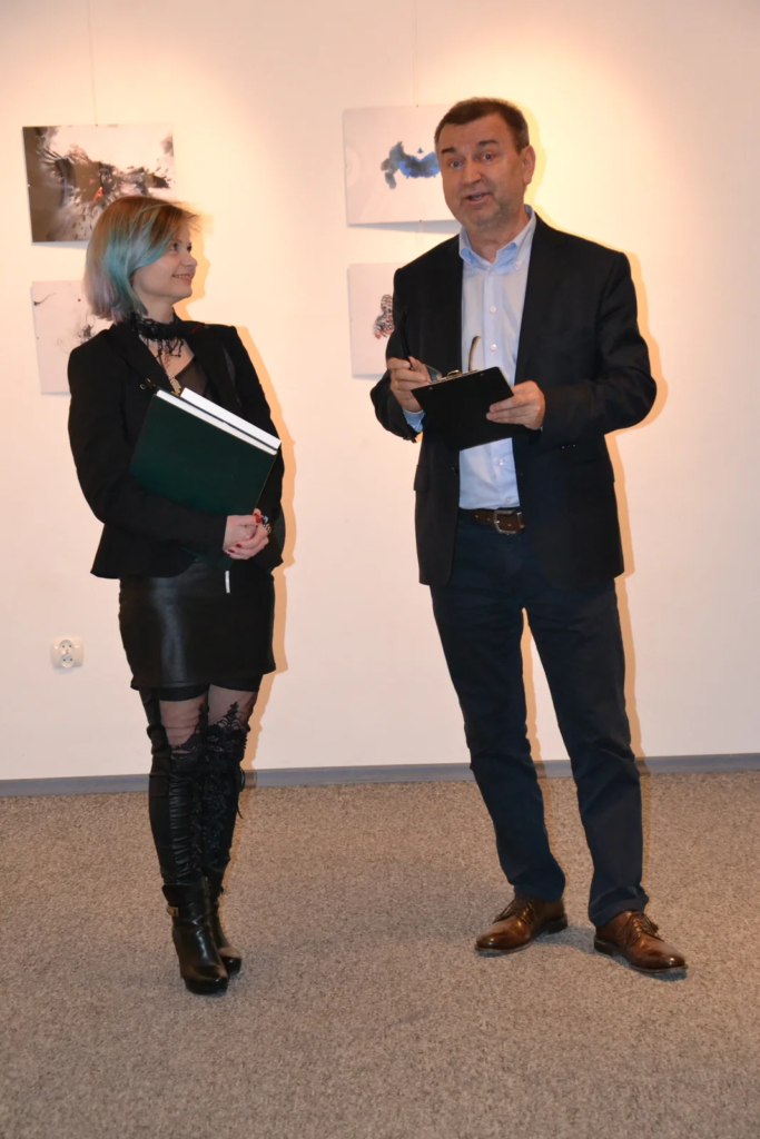 Bogna Bogusława Chmielewska w rozmowie podczas wernisażu, wystawa ilustracji Laboratorium ArtDHD, Miejskie Centrum Kultury, Czarnków 2015