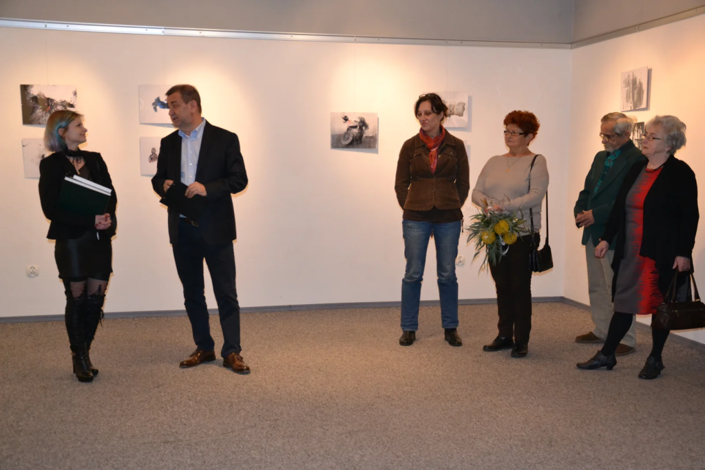 Goście wernisażu w sali z ilustracjami, wystawa ilustracji Laboratorium ArtDHD, Miejskie Centrum Kultury, Czarnków 2015