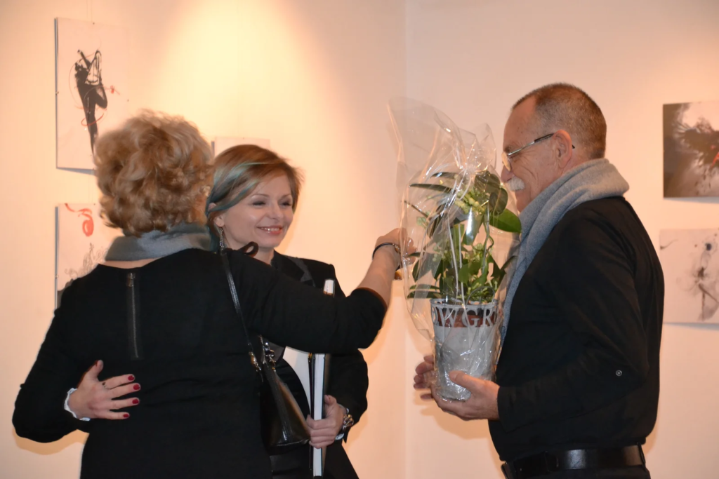 Kwiaty i gratulacje dla autorki, wystawa ilustracji Laboratorium ArtDHD, Miejskie Centrum Kultury, Czarnków 2015