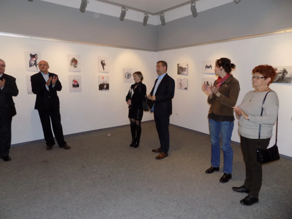 Sala galerii z gośćmi wernisażu, wystawa ilustracji Laboratorium ArtDHD, Miejskie Centrum Kultury, Czarnków 2015