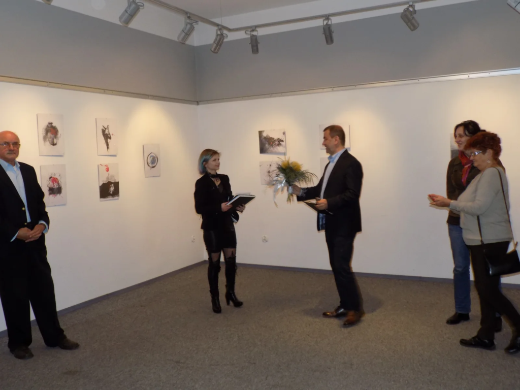 Bogna Bogusława Chmielewska mówi na otwarciu wystawy ilustracji Laboratorium ArtDHD, Miejskie Centrum Kultury, Czarnków 2015