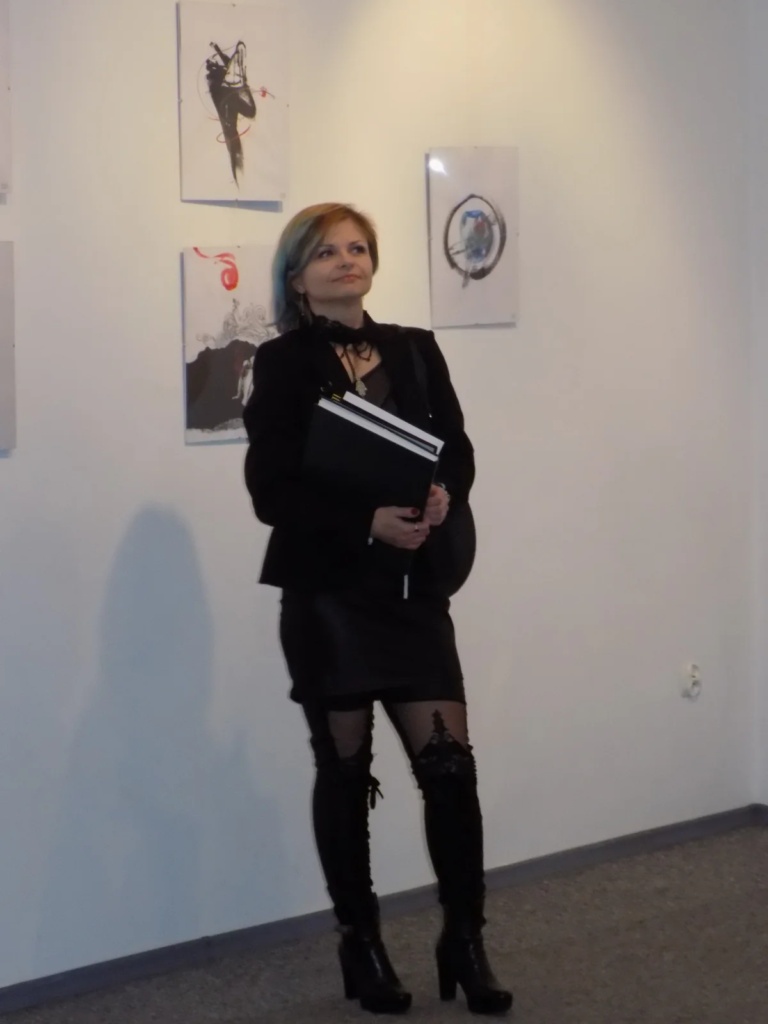 Bogna Bogusława Chmielewska podczas przemowy, wystawa ilustracji Laboratorium ArtDHD, Miejskie Centrum Kultury, Czarnków 2015