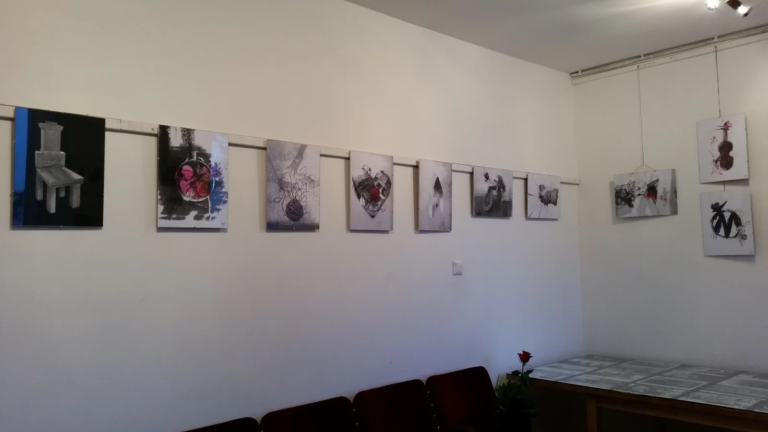 Sala galerii z ilustracjami zawieszonymi w rzędzie, wystawa ilustracji Laboratorium ArtDHD, Galeria Sztuki TAŚMA, Poznań 2015