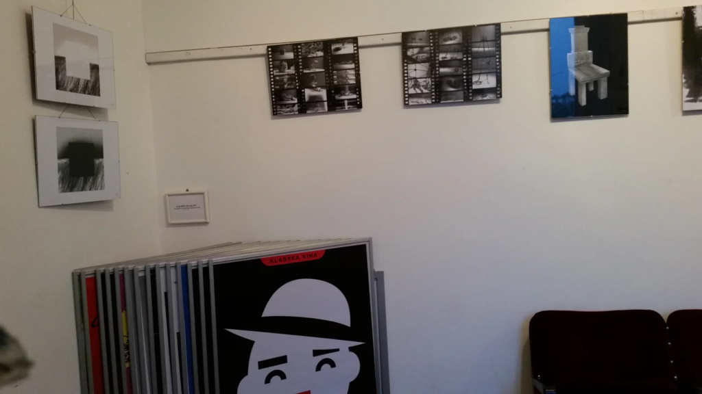 Ilustracje na ścianie i duży plakat w narożniku sali, wystawa ilustracji Laboratorium ArtDHD, Galeria Sztuki TAŚMA, Poznań 2015