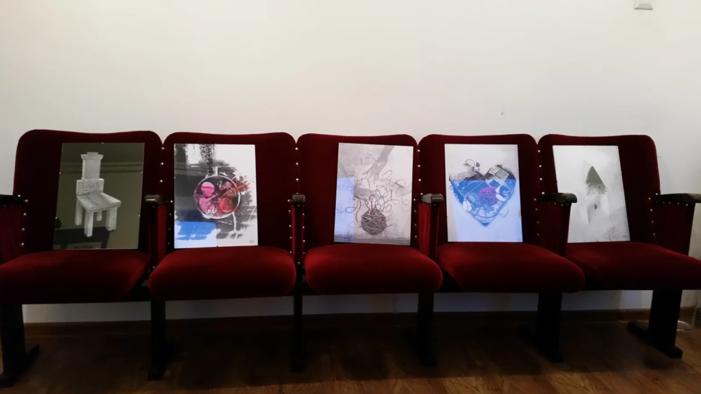 Ilustracje ustawione na czerwonych fotelach kinowych podczas montażu, wystawa ilustracji Laboratorium ArtDHD, Galeria Sztuki TAŚMA, Poznań 2015