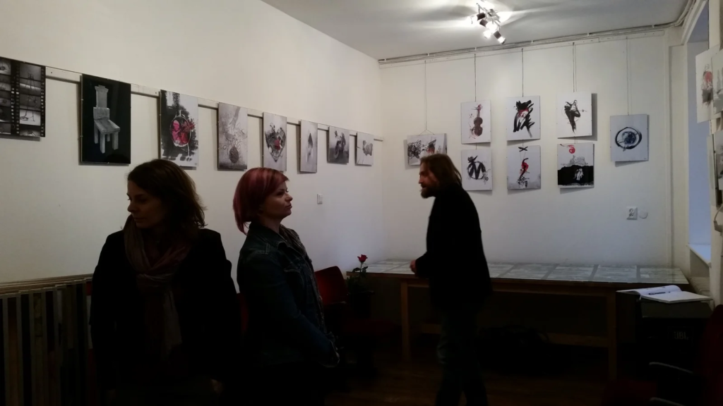 Goście oglądają ilustracje w sali galerii, wystawa ilustracji Laboratorium ArtDHD, Galeria Sztuki TAŚMA, Poznań 2015