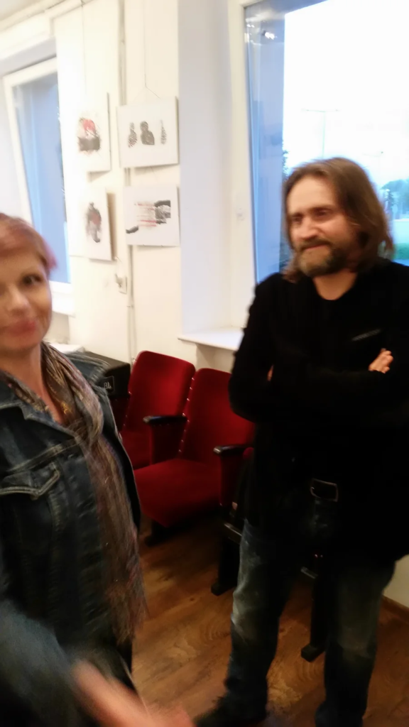 Rozmowa przy ścianie z ilustracjami, wystawa ilustracji Laboratorium ArtDHD, Galeria Sztuki TAŚMA, Poznań 2015