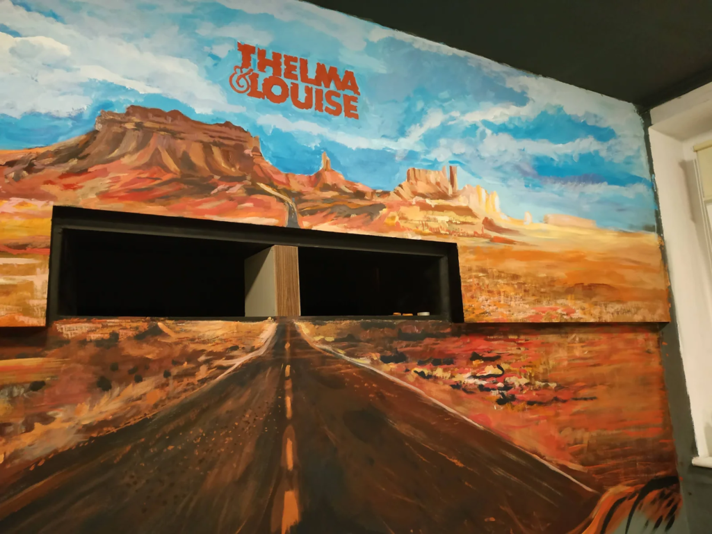 Twarze bohaterek filmu Thelma & Louise malowane w chmurach, etap muralu
