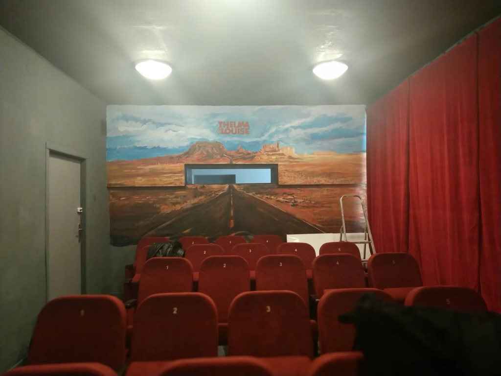Gotowy mural Thelma & Louise nad rzędami foteli w Kinie Bułgarska 19 w Poznaniu