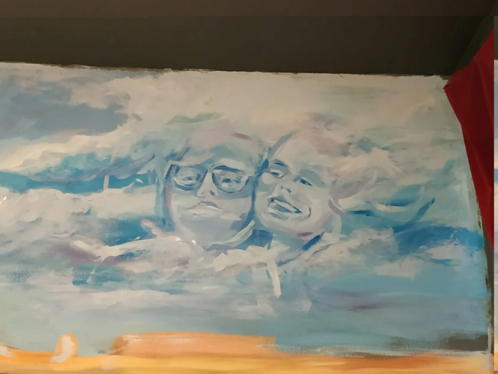 Bogna Bogusława Chmielewska w fotelu kinowym przed swoim muralem Thelma & Louise